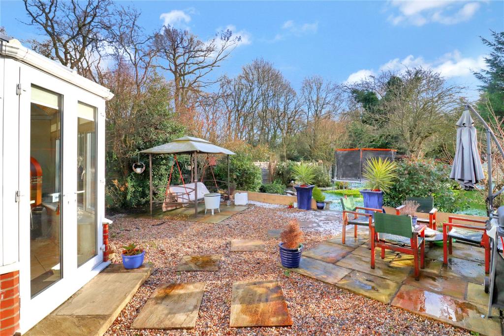 2 bedroom bungalow for sale in Toms Lane, Kings Langley, Herts, WD4