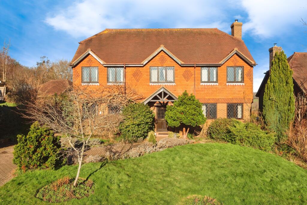 5 bedroom detached house for sale in Glenleigh Walk, Robertsbridge, TN32