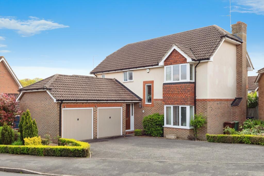 4 bedroom detached house for sale in Mill Rise, Robertsbridge, East