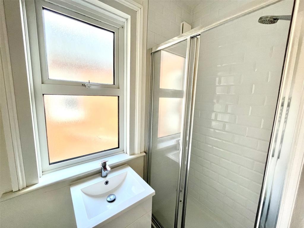 2 bedroom flat for sale in Southfield Road, Tunbridge Wells, Kent, TN4