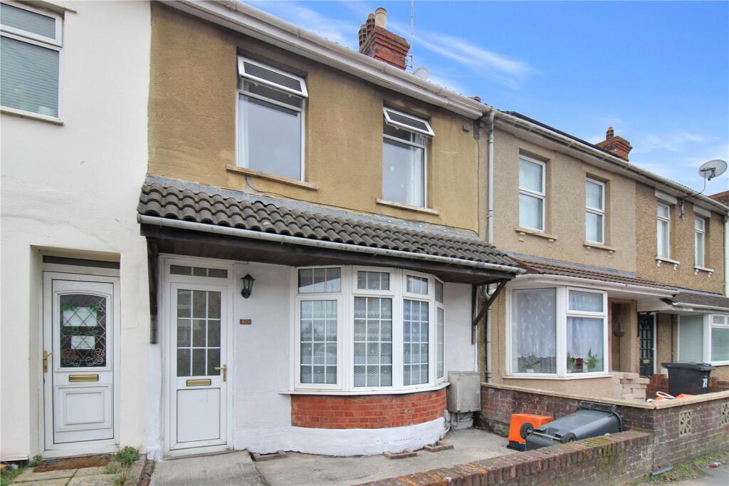 3 bedroom terraced house for sale in Rodbourne Road, Cheney Manor