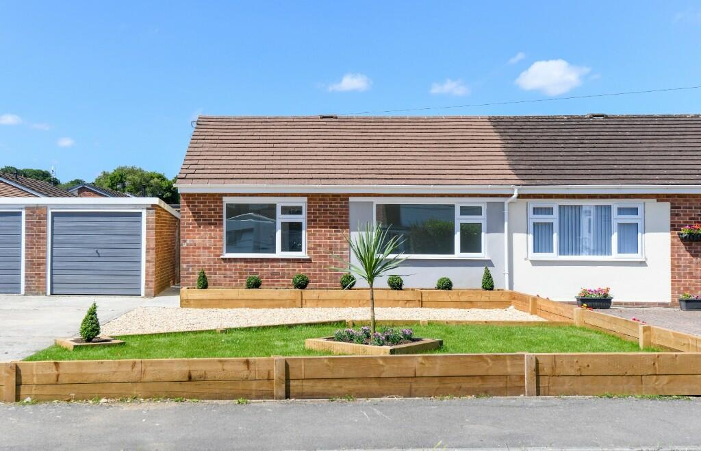 2 bedroom semidetached bungalow for sale in Paxcroft Way, Trowbridge, BA14