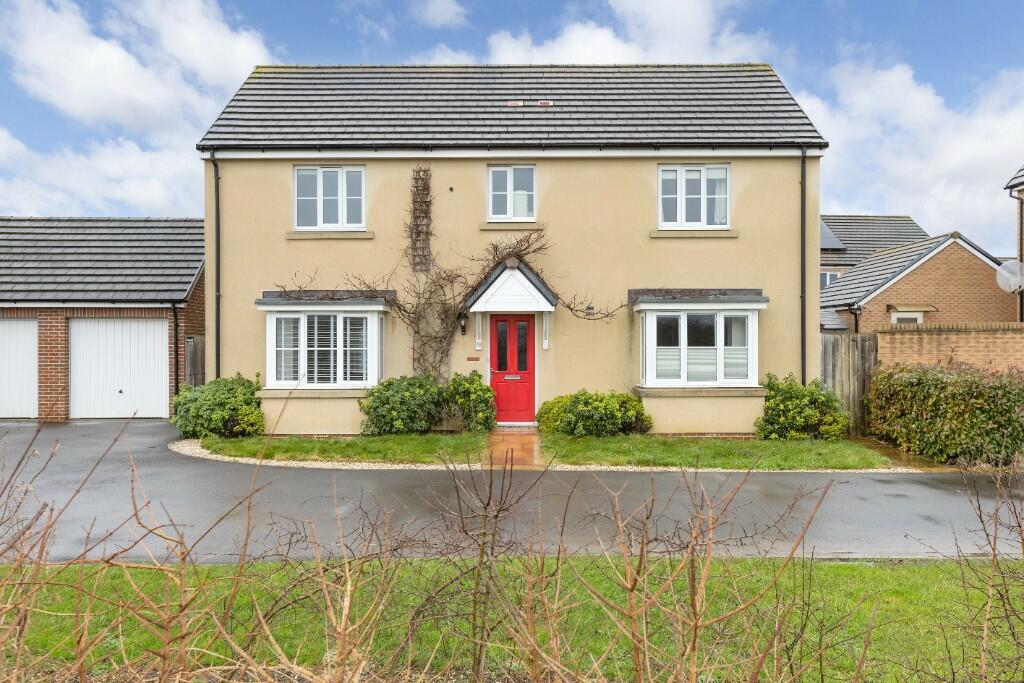 4 bedroom detached house for sale in Kingfisher Close, Trowbridge, BA14