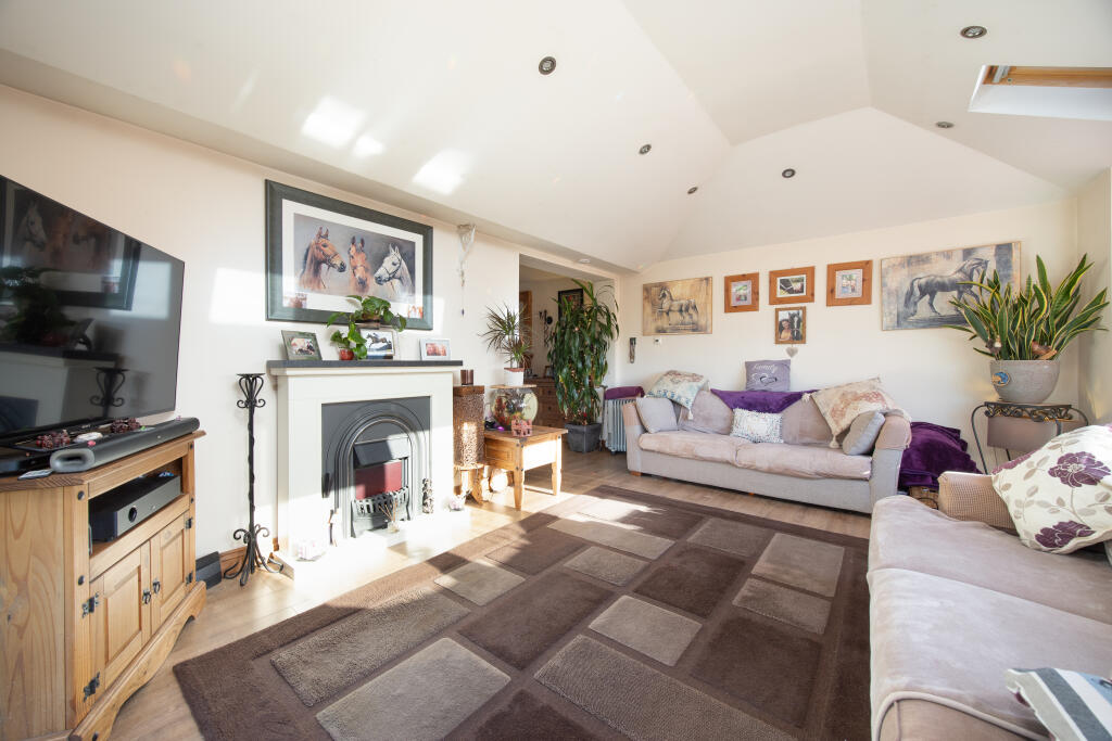 Additional property image - Pyatts Corner, Keevil