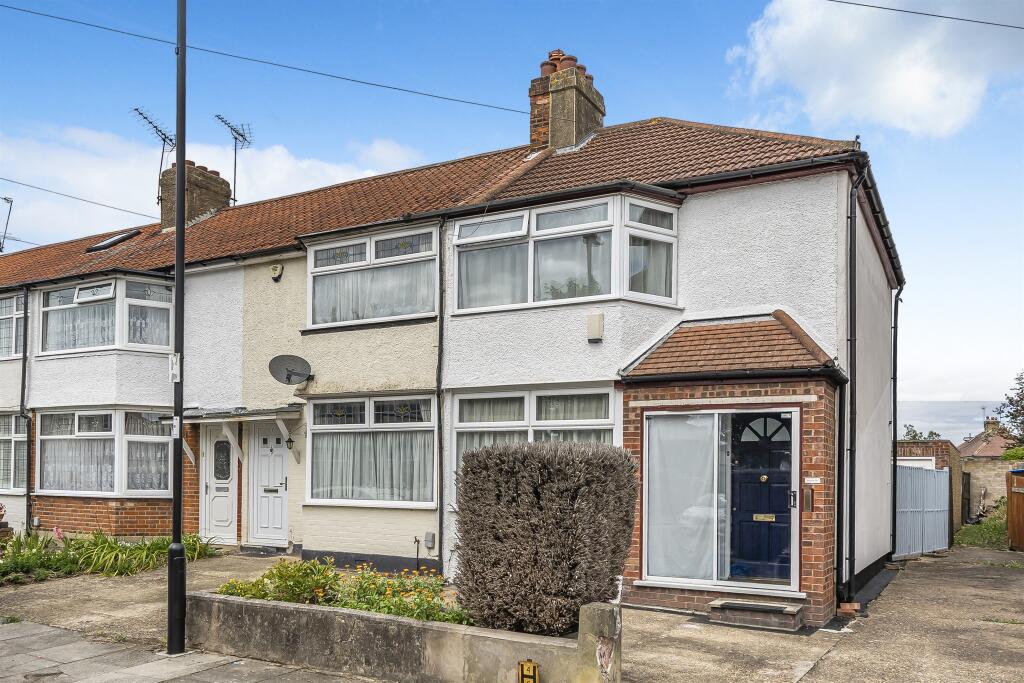 2 bedroom end of terrace house for sale in Elmcroft Avenue, London, N9