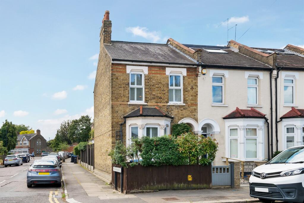 3 bedroom end of terrace house for sale in Parsonage Lane, Enfield, EN2