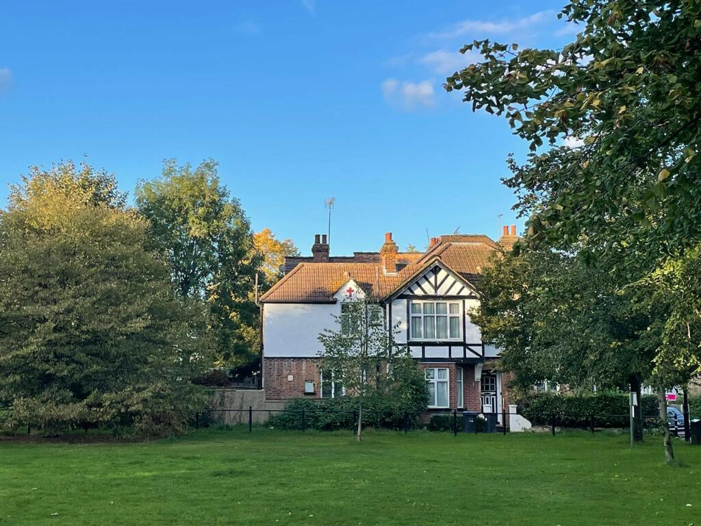 3 bedroom end of terrace house for sale in Chase Side, Enfield, EN2