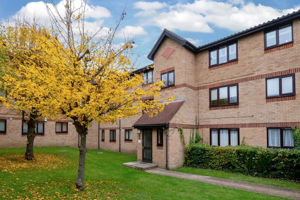 Studio apartment for sale in Waddington Close, Enfield, EN1