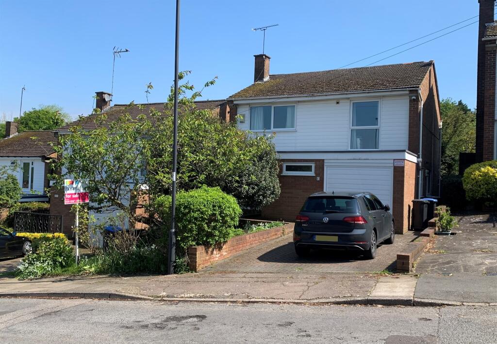 4 bedroom detached house for sale in Chase Ridings, Enfield, EN2