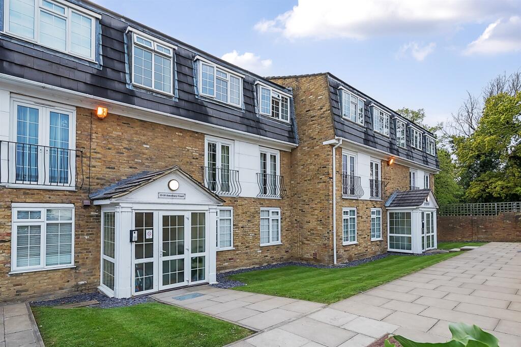 2 bedroom flat for sale in Crofton Way, Enfield, EN2