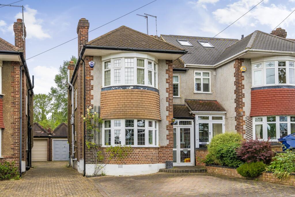 3 bedroom semidetached house for sale in Oakwood Crescent, London, N21