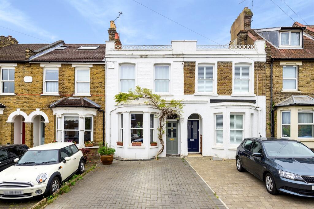 3 bedroom terraced house for sale in Gordon Hill, Enfield, EN2