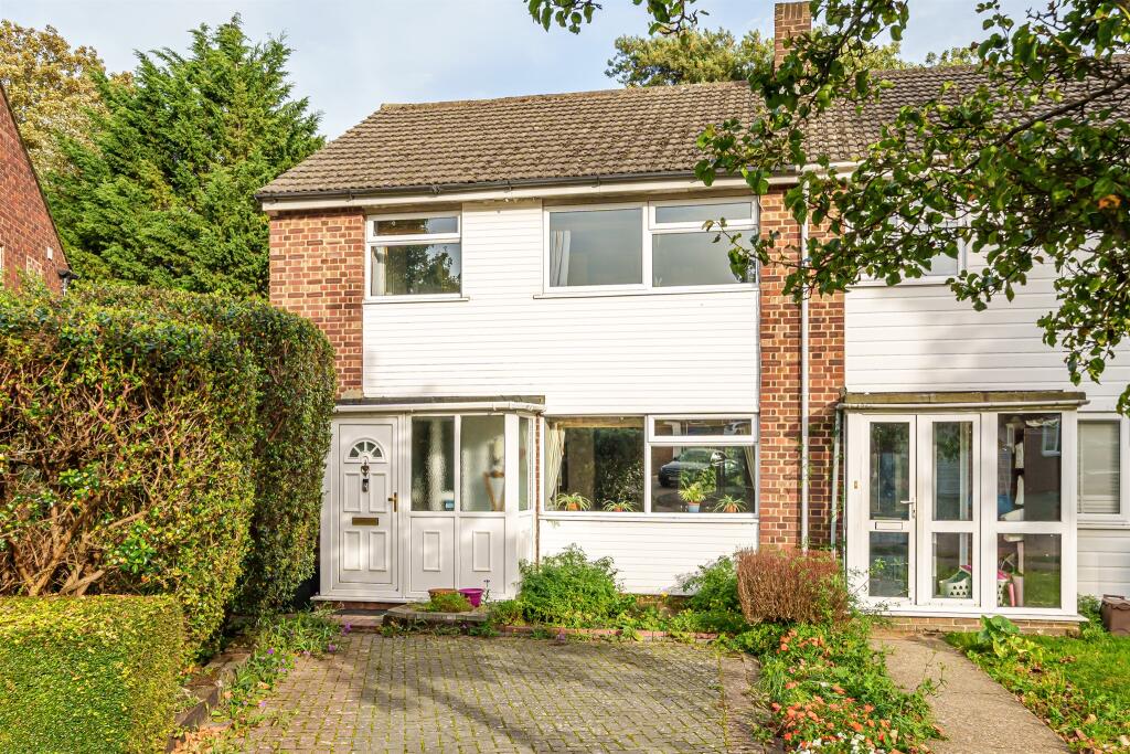 3 bedroom end of terrace house for sale in Monks Road, Enfield, EN2