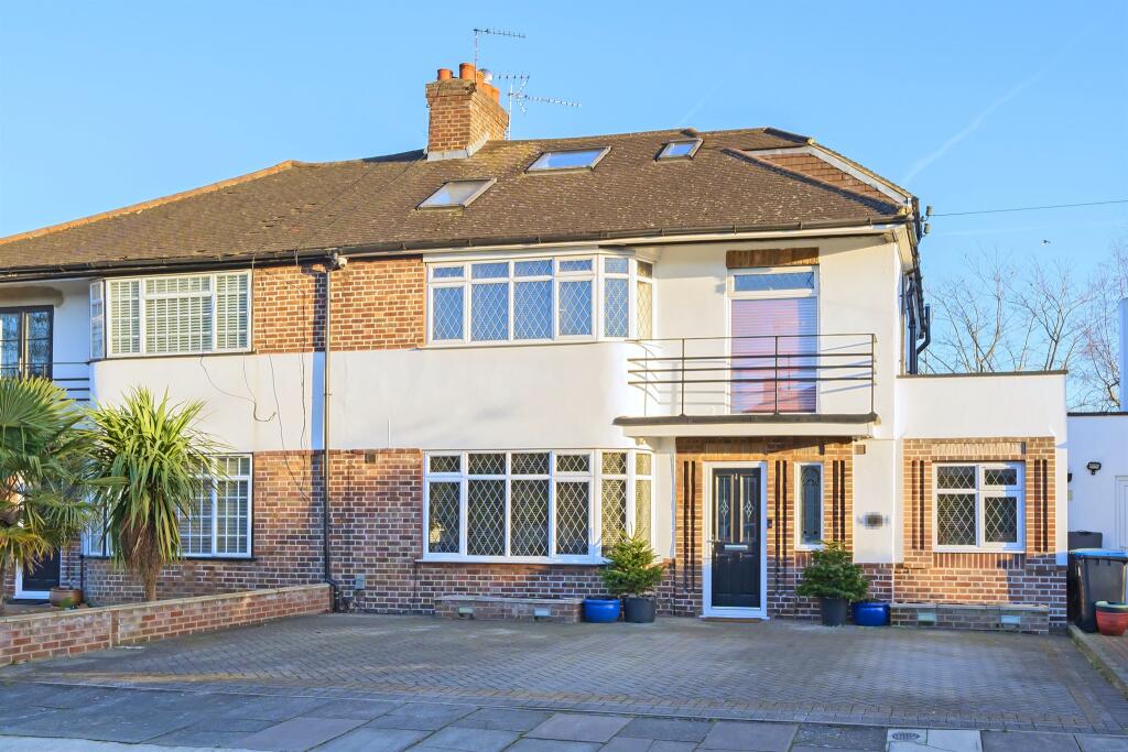4 bedroom semidetached house for sale in Chalkwell Park Avenue