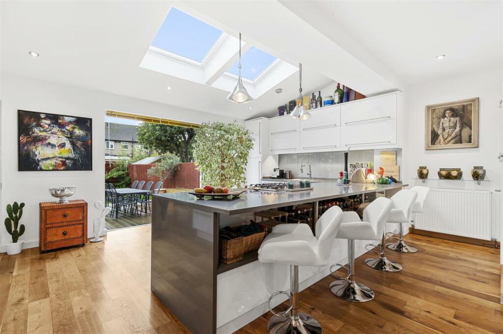 3 bedroom house for sale in Westway, Raynes Park, SW20