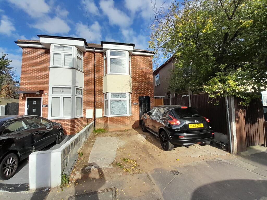 2 bedroom house for sale in Mayville Road, Ilford, IG1