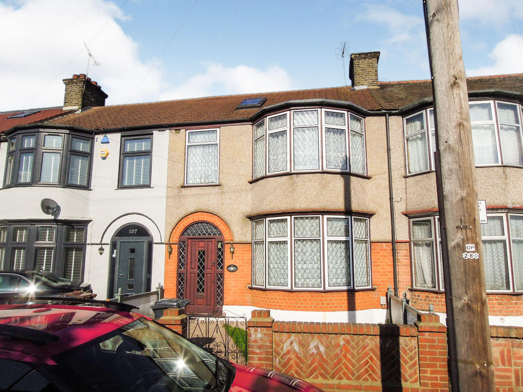 3 bedroom terraced house for sale in Lyndhurst Gardens, Barking, IG11