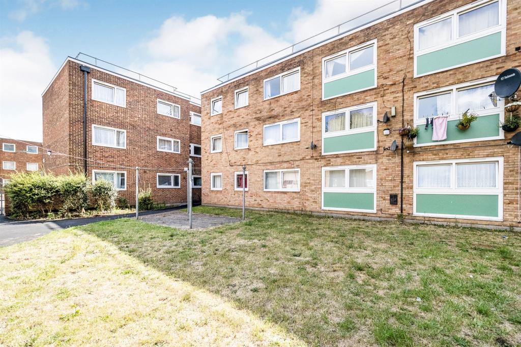 3 bedroom flat for sale in Harts Lane, Barking, IG11