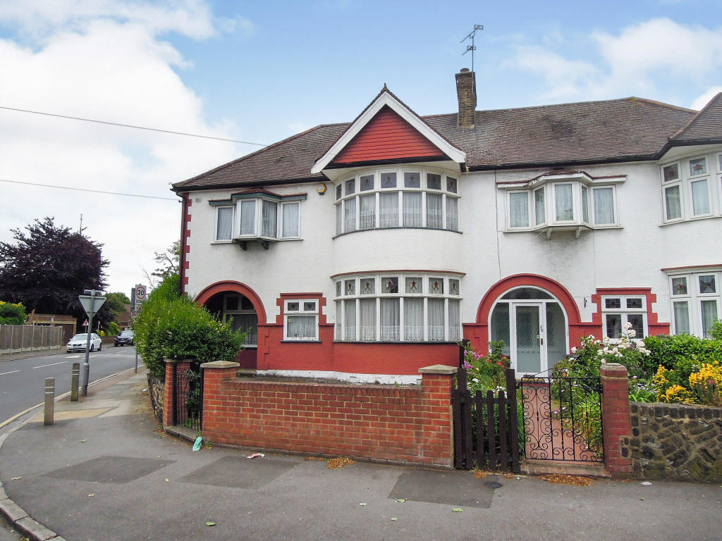 3 bedroom end of terrace house for sale in Upney Lane, Barking, IG11