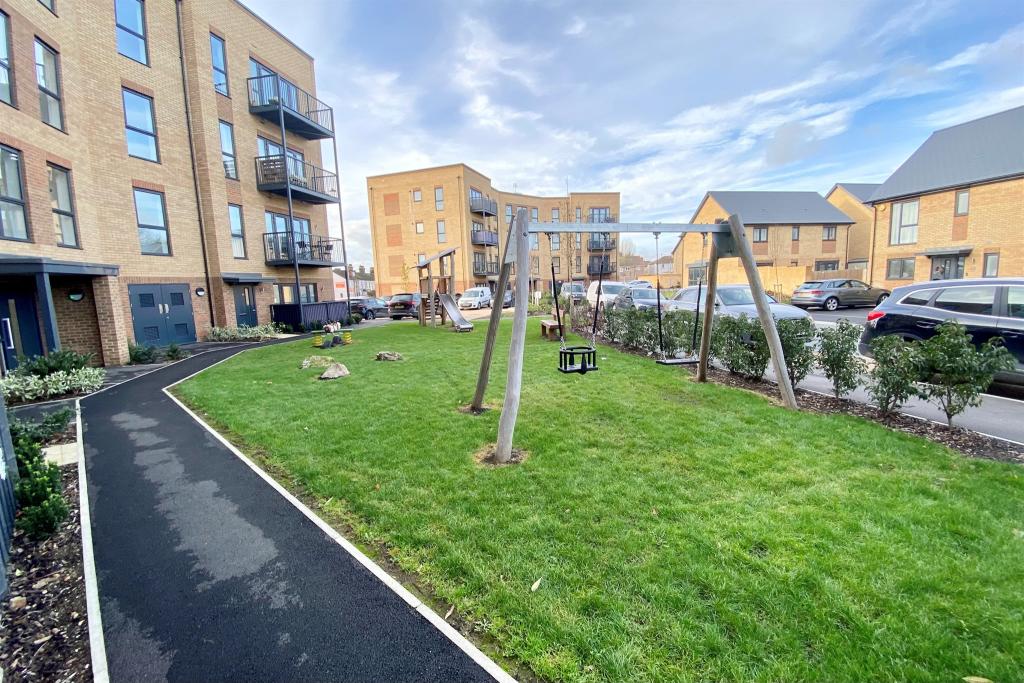 2 bedroom flat for sale in Devonshire Close, Grays, RM20