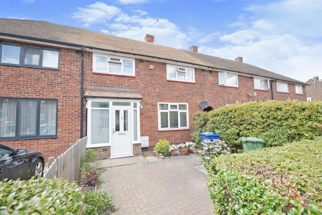 3 bedroom terraced house for sale in Broxburn Drive, South Ockendon, RM15