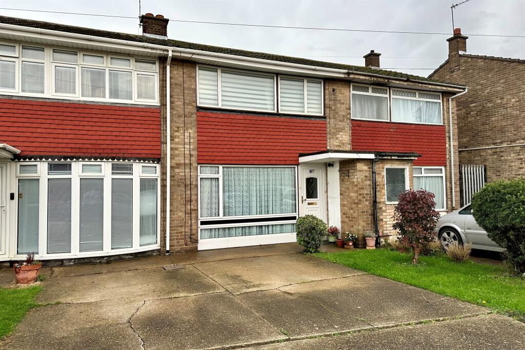 3 bedroom terraced house for sale in Byron Gardens, Tilbury, RM18