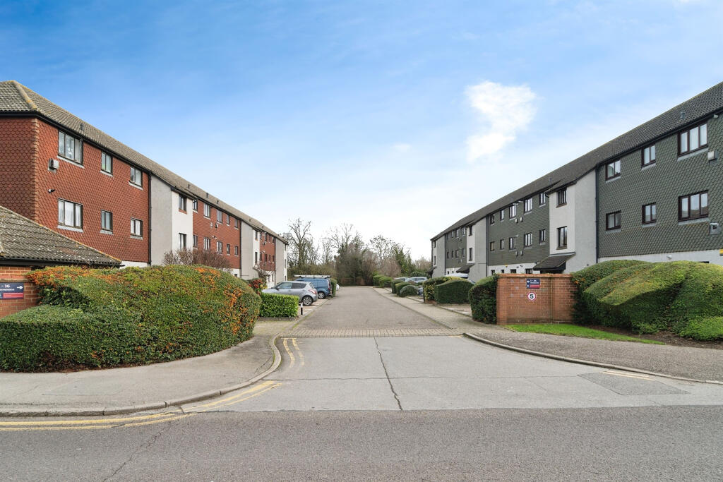 Studio flat for sale in Teviot Avenue, Aveley, South Ockendon, RM15