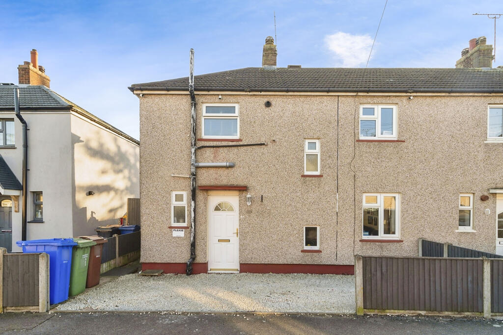 3 bedroom end of terrace house for sale in Dickens Avenue, Tilbury, RM18