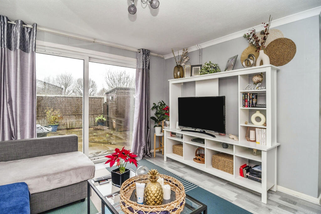 1 bedroom for sale in Viola Close, South Ockendon, RM15