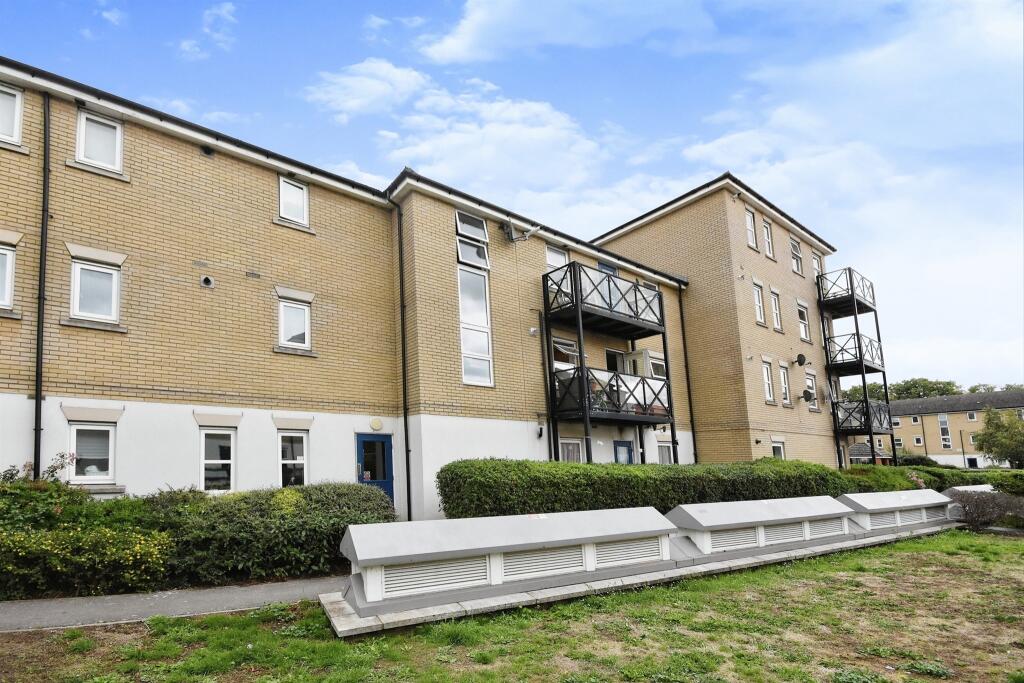 2 bedroom flat for sale in Norwich Crescent, Chadwell Heath, ROMFORD, RM6