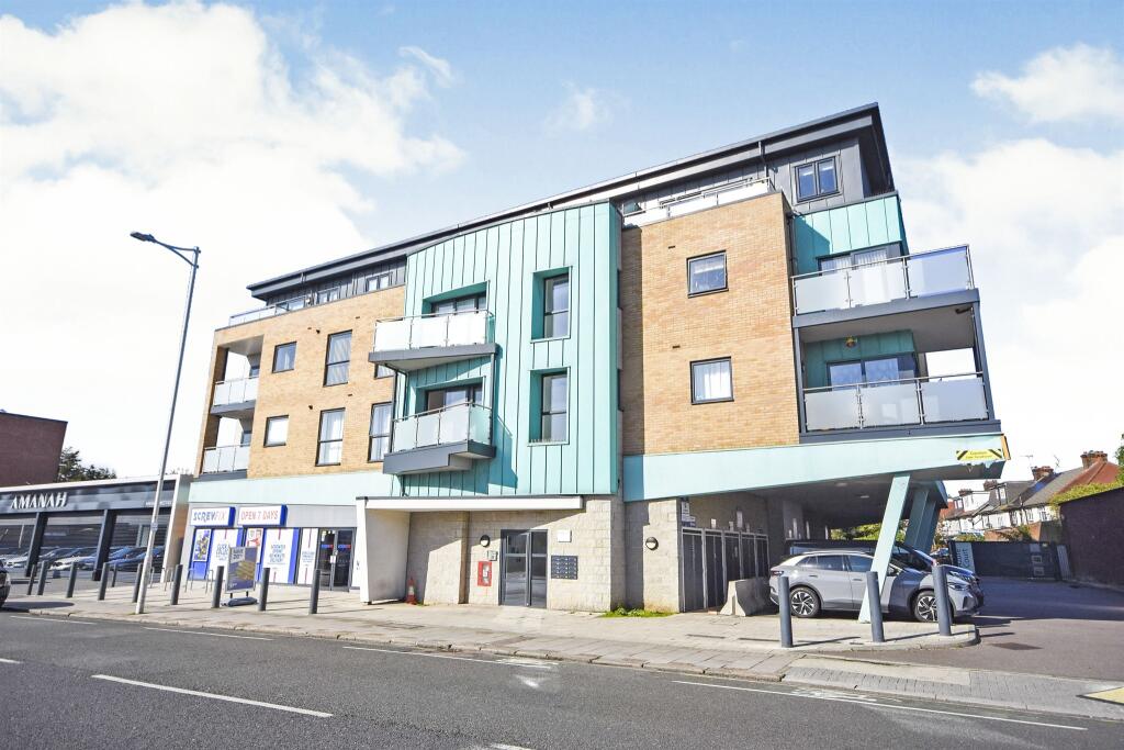 2 bedroom apartment for sale in High Road, Romford, RM6