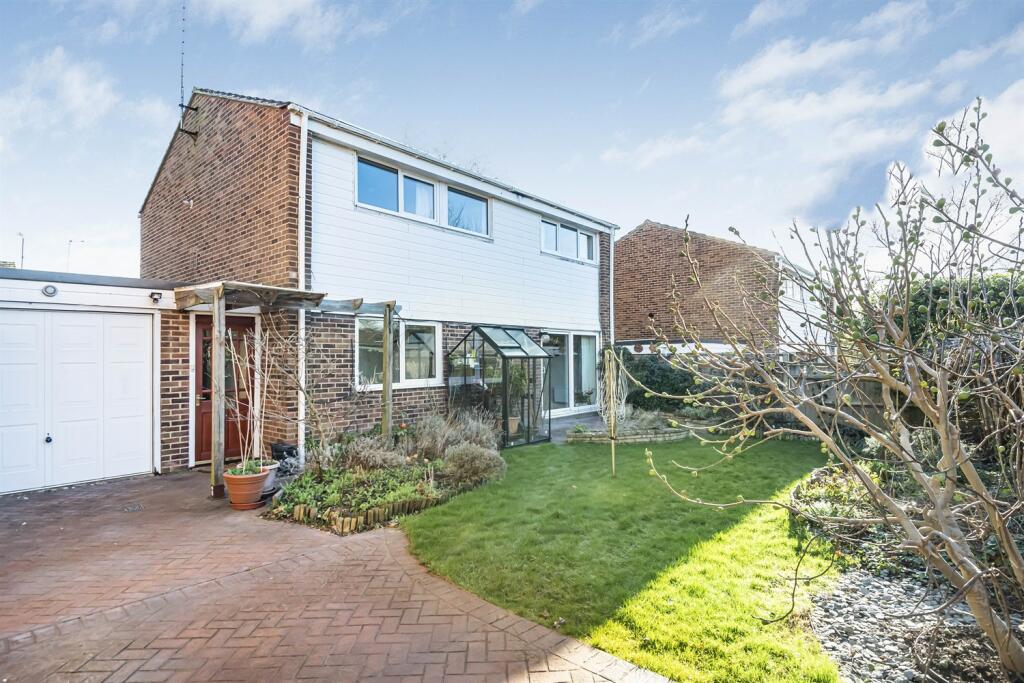 4 bedroom link detached house for sale in Elstow Avenue, Caversham Park