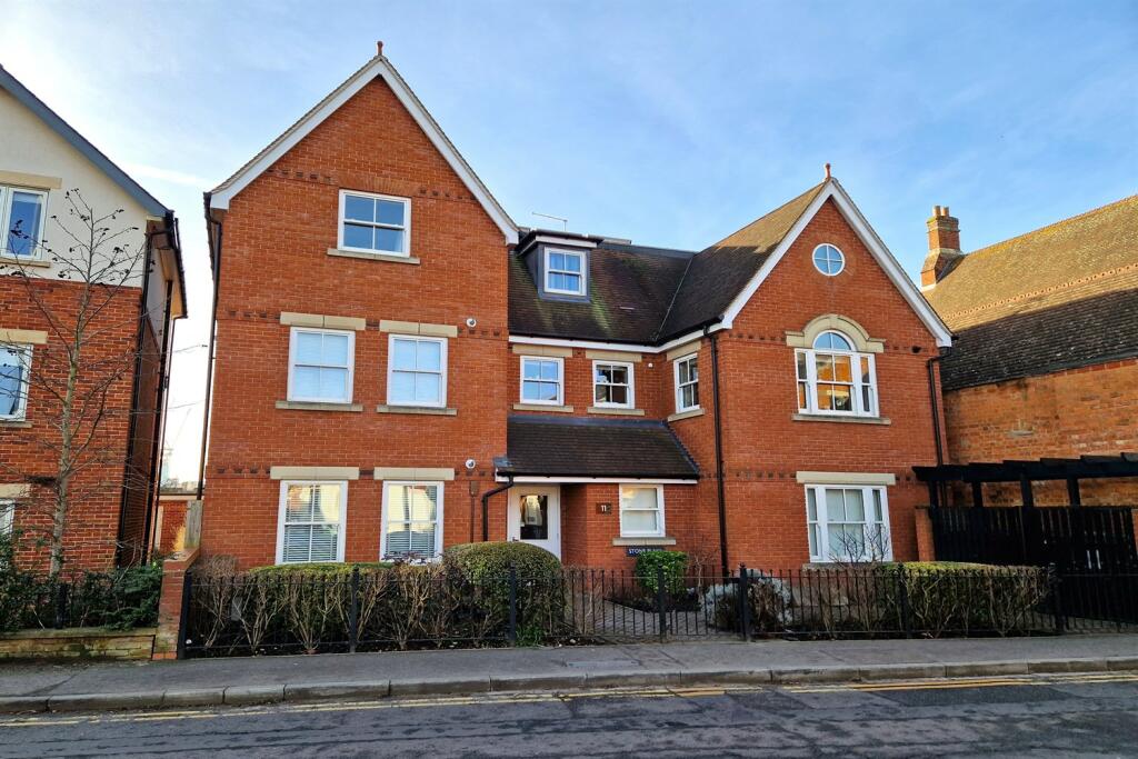 2 bedroom apartment for sale in Gosbrook Road, Caversham, Reading, RG4