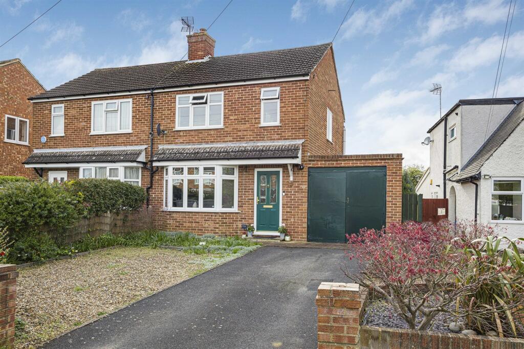 2 bedroom semi-detached house for sale in Woodcote Way, Reading, RG4