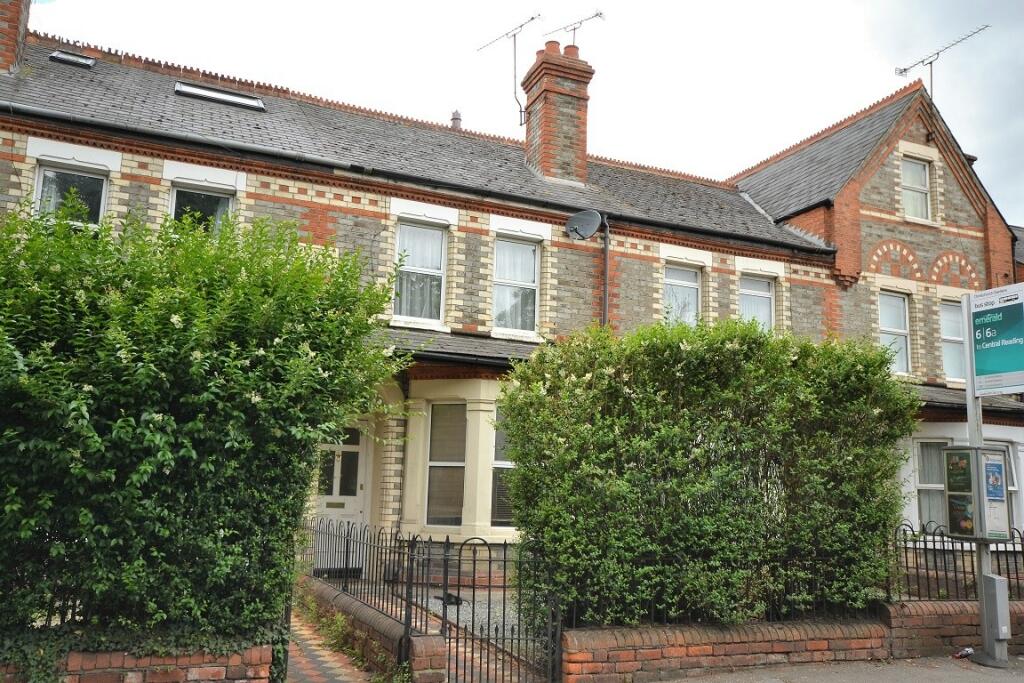 3 bedroom terraced house for sale in Basingstoke Road, Reading, RG2