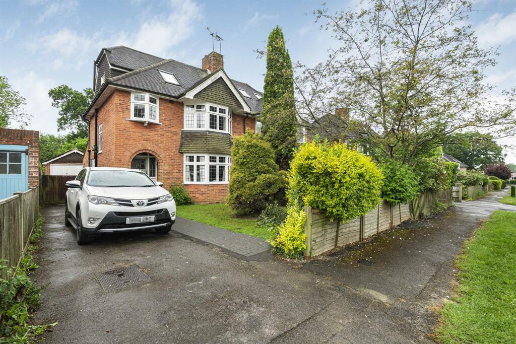 4 bedroom semidetached house for rent in Chalgrove Way, Emmer Green