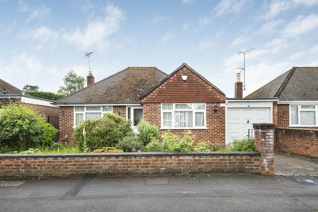 3 bedroom bungalow for sale in Kelvedon Way, Caversham Heights, Reading, RG4