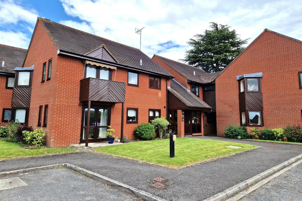 2 bedroom apartment for sale in Essex Way, Sonning Common, Reading, RG4