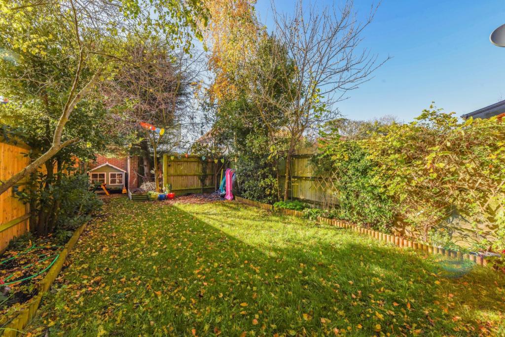 3 bedroom detached house for sale in St. Way, Emmer Green