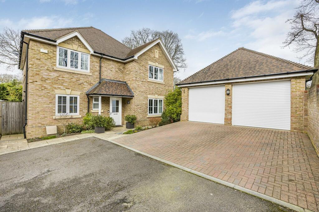 4 bedroom detached house for sale in Jefferson Close, Emmer Green, Reading, RG4