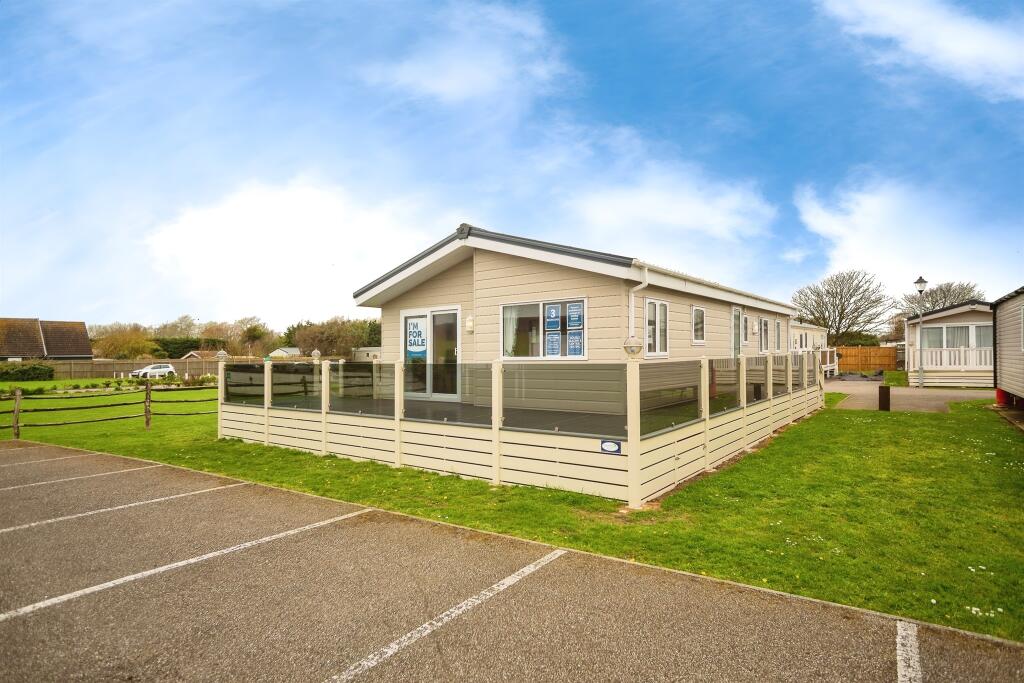 3 bedroom park home for sale in Hythe Road, Dymchurch, Romney Marsh, TN29