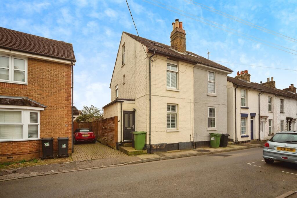 3 bedroom semidetached house for sale in Thornhill Place, Maidstone, ME14