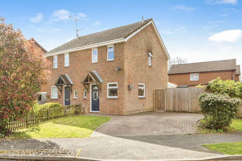 2 bedroom semidetached house for sale in Linden Road, Coxheath