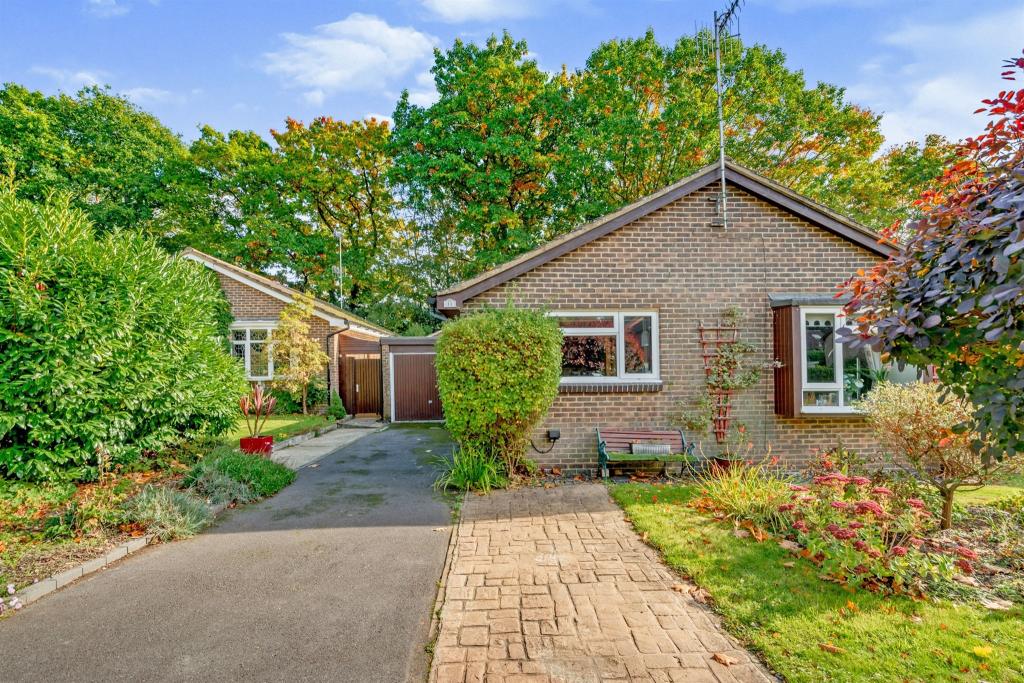 2 bedroom detached bungalow for sale in Spring Gardens, Copthorne