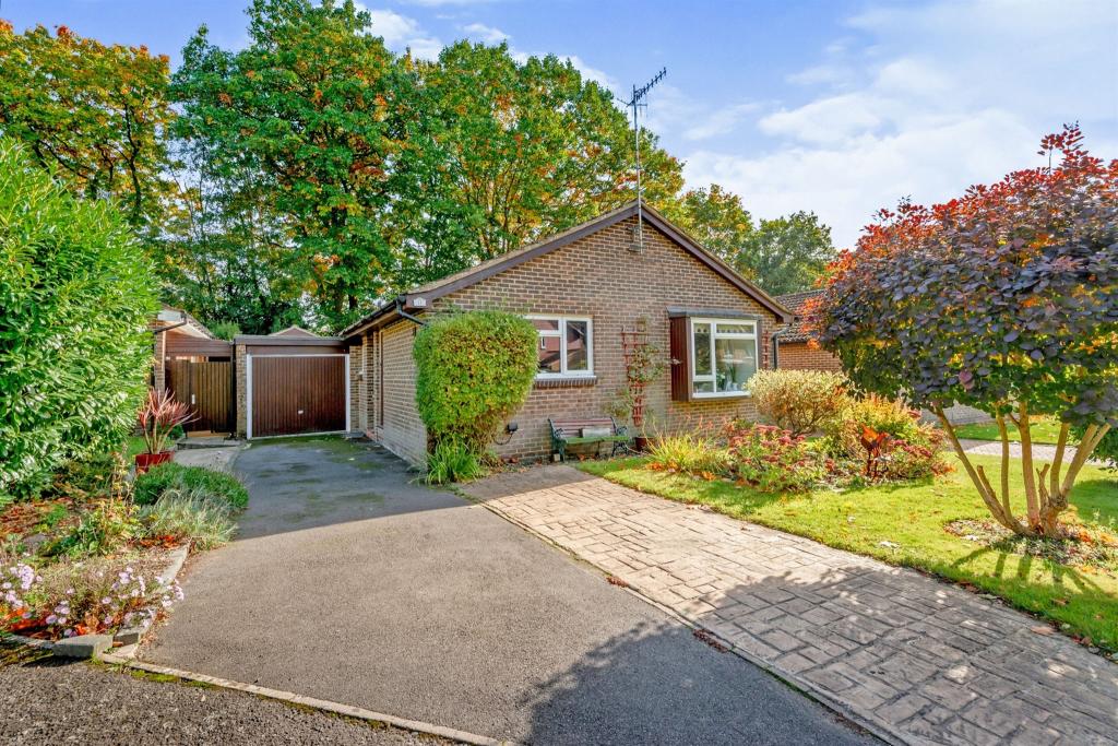 2 bedroom detached bungalow for sale in Spring Gardens, Copthorne