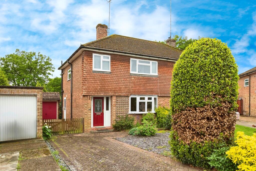 3 bedroom semidetached house for sale in The Meadow, Copthorne