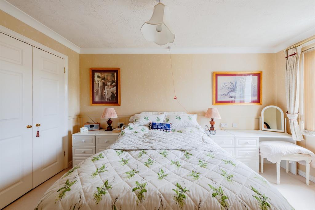 1 bedroom retirement property for sale in Fairfield Road, East Grinstead, RH19