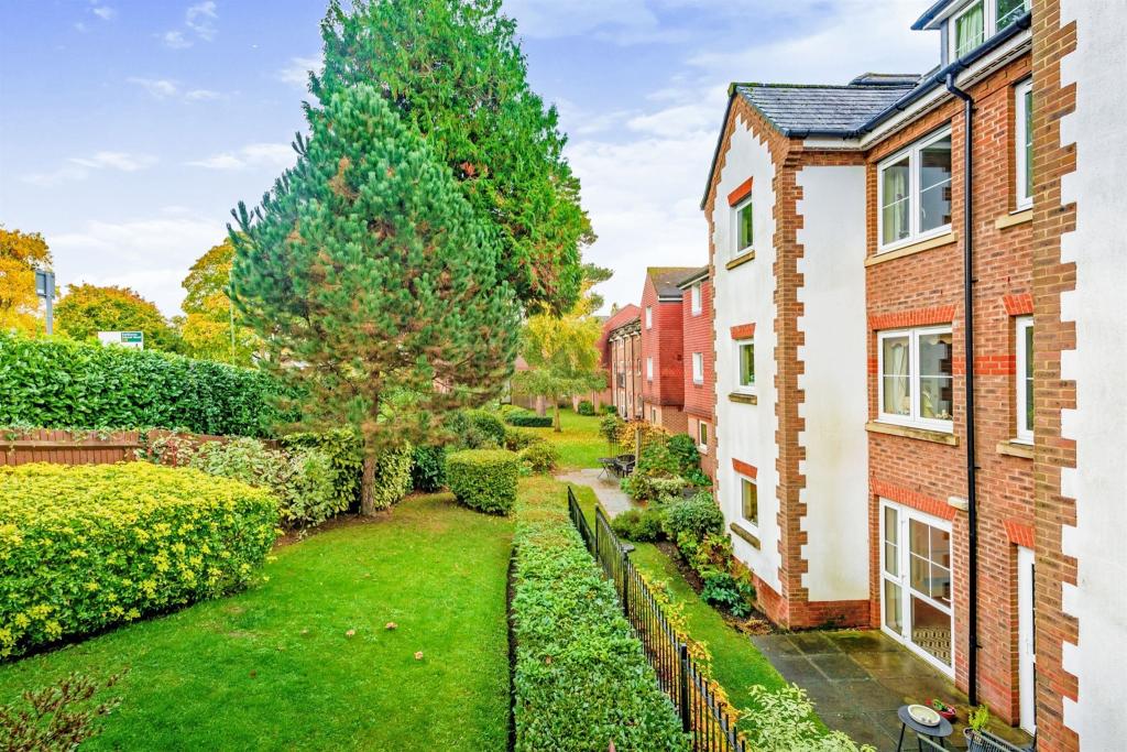 1 bedroom retirement property for sale in Fairfield Road, East