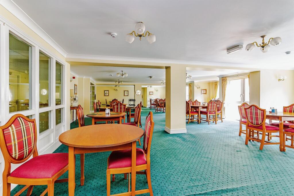 2 bedroom retirement property for sale in High Street, Edenbridge, TN8