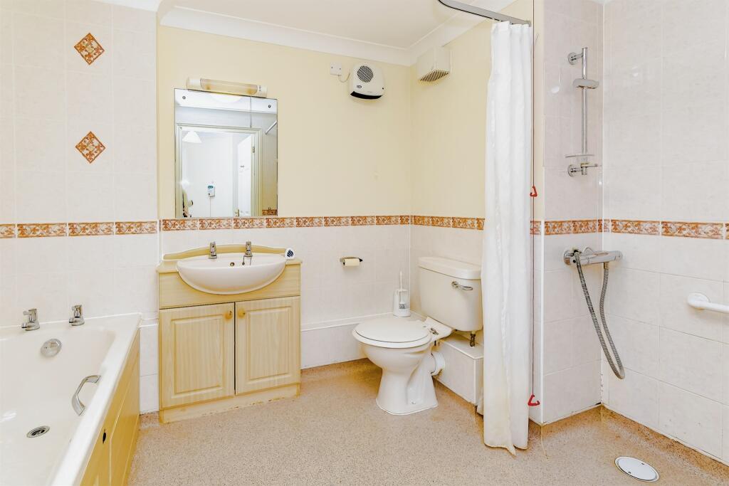 2 bedroom retirement property for sale in High Street, Edenbridge, TN8